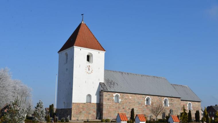 Bygge- og reparationsaktiviteter pågår ved Farsø kirke her i foråret  