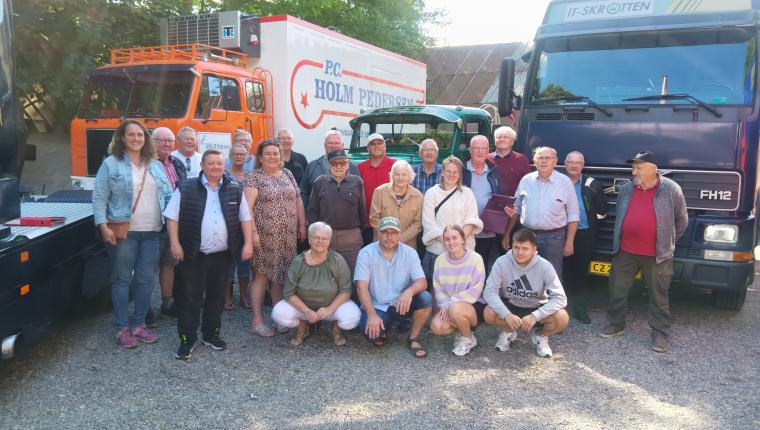Haubro vognmand Jens Harry fik fyldt gårdspladsen af veteranlastbiler