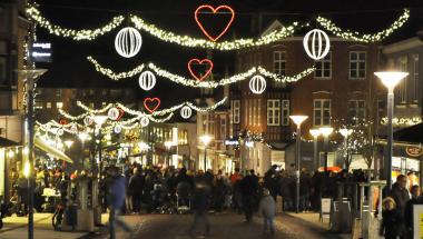 Nyt julelys op til Black Friday i Aars: To store kæmpe-juletræer bliver tændt på fredag 