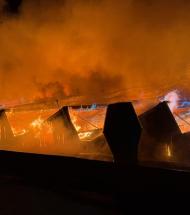 Hele Vesthimmerlands Beredskab tilkaldt til storbrand: Produktionshal og administrationsbygning brændt ned